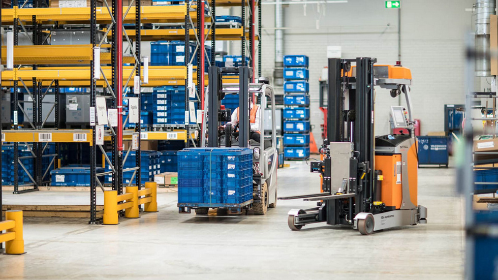 High-Reach AGVs by Dematic